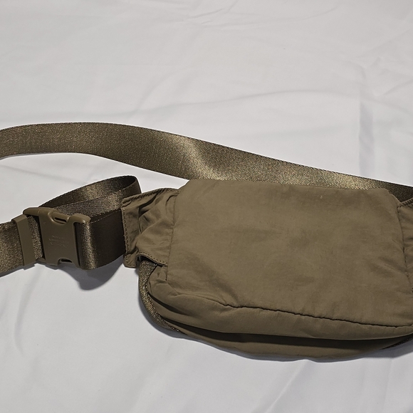 Lululemon Clean Lines Belt Bag Artifact Brand New Without Tags NWOT 2B - Picture 4 of 10